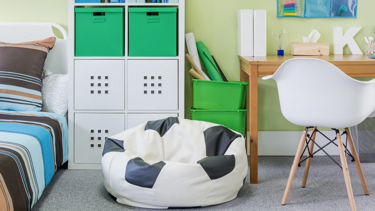 meubles et déco : chambre d’enfant fan de football – lit, commode avec tiroir, armoire, chevet et bureau pour les sportifs