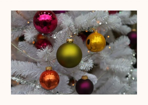 boule de noël accrochées dans un sapin blanc