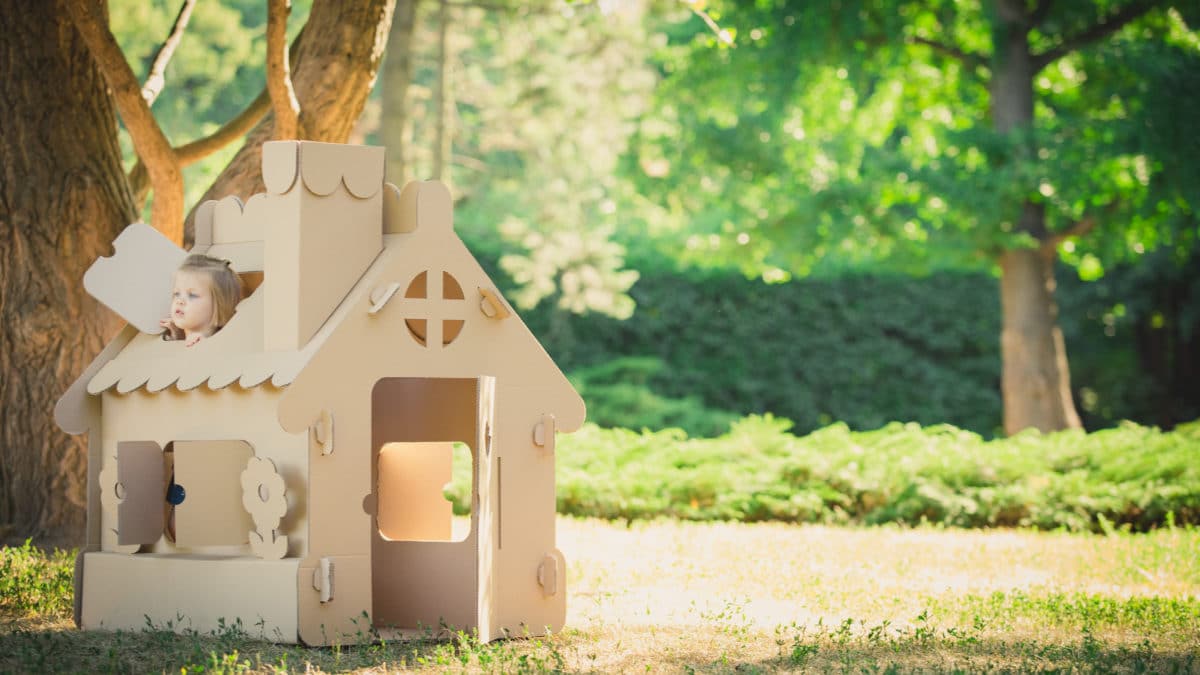 Décorer une maison de poupée en carton, un château, une fusée – jeux et jouets en carton pour enfant