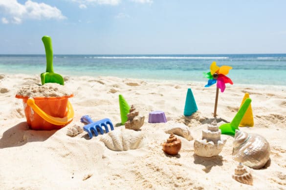 jeux en plastique pour la plage : seau, moules, râteau et pelle