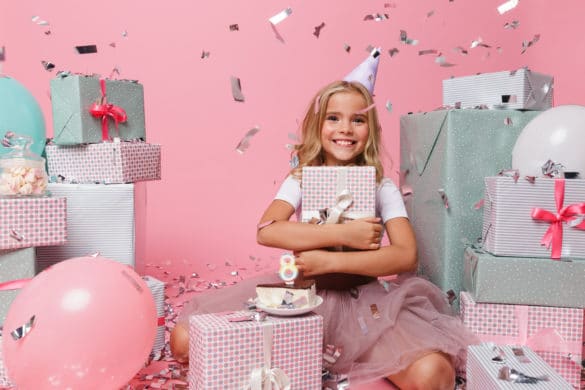 jeune fille recevant un cadeau d'anniversaire