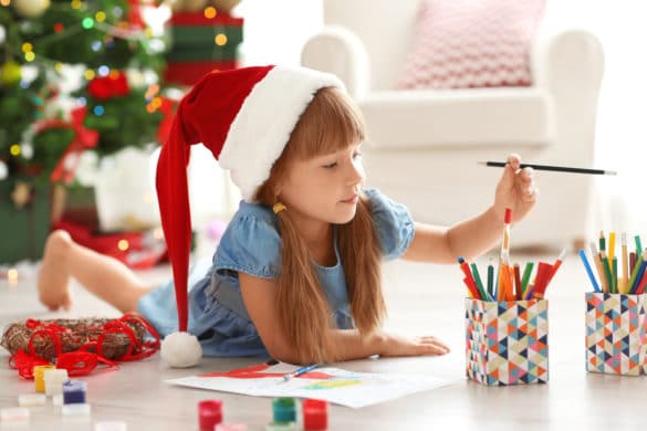 petite fille dessine noel
