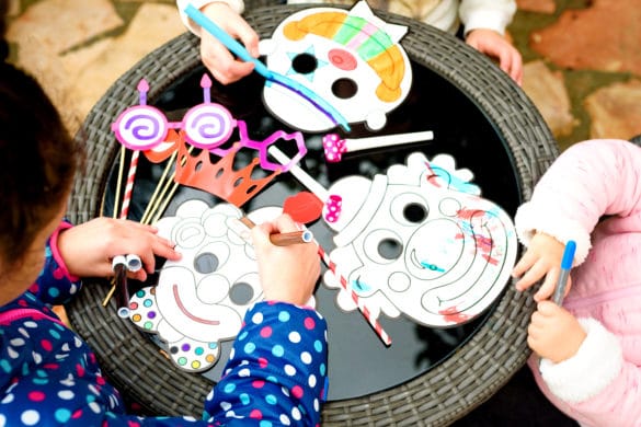idée d'activités manuelles pour le carnaval : fabriquer un masque avec les enfants