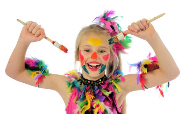 enfant fabrique des decorations et deguisements pour le carnaval