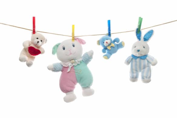 Peluche accrochée à un fil à linge