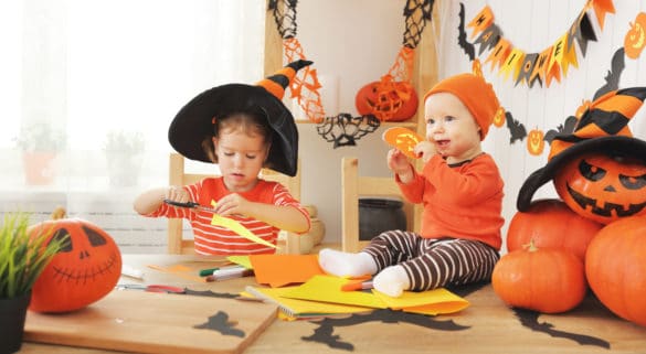 enfant qui fait du bricolage pour halloween