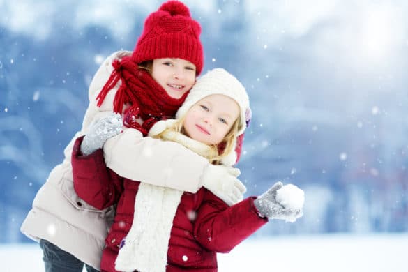 filles portent un manteau d'hiver