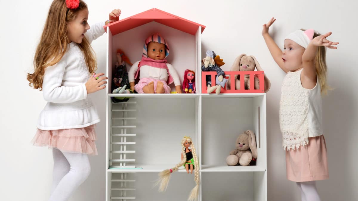 Des idées de déco originales pour les chambres de filles : une tête de lit maison de poupée