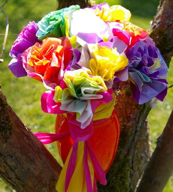 Activités manuelles fêtes des mères : fabriquer un bouquet de fleur, idées bricolage, loisirs créatifs fête des mères