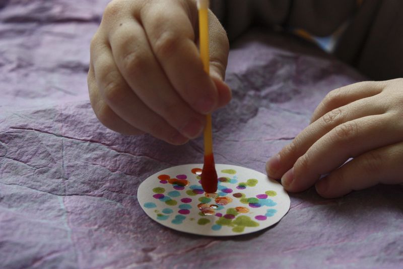 Activites Enfant Et Bricolage Pour La Fete Des Meres Fabriquer Un Collier Pour Sa Maman Activites Bricolage Peinture Enfant Un Max D Idees