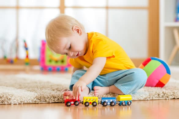enfant joue avec un petit train