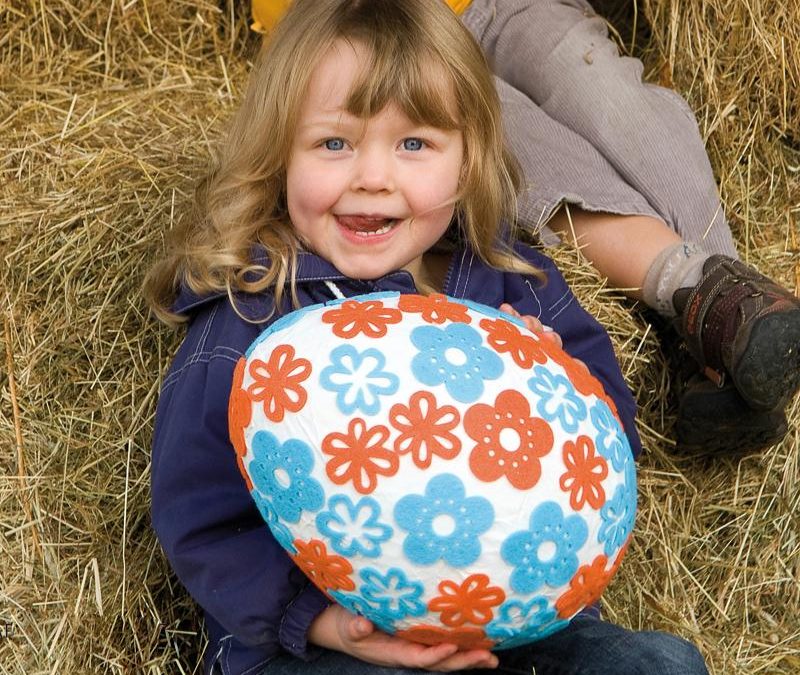 Bricolage de pâques pour les petits et les grands chez assistante maternelle, au centre de loisirs ou à l’école : oeuf en papier maché