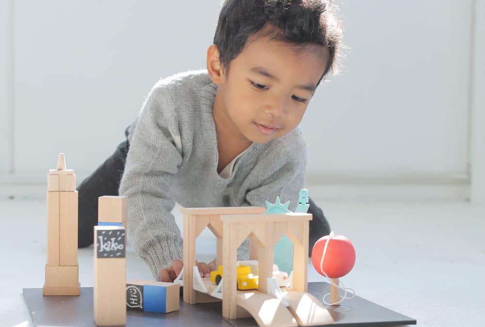 Jouets Montessori et idées cadeaux : jeux et jouets en bois pour laisser libre court à l’imagination, construire, empiler