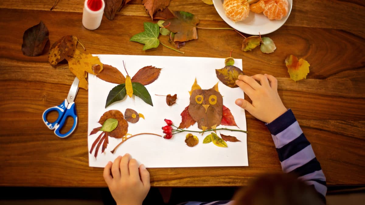 bricolage et activits manuelles, loisirs cratifs faciles sur l'automne  pour les petits : coller des feuilles pour composer un tableau - Un max  d'ides