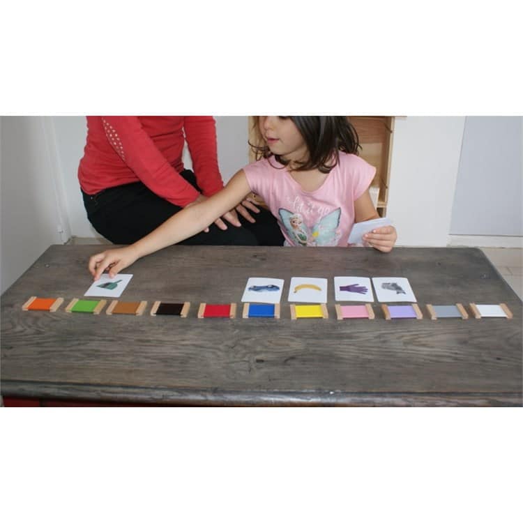 apprendre à discriminer les couleurs grâce aux tablettes en bois