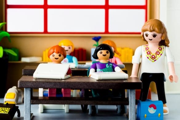 classe playmobil institutrice et élèves