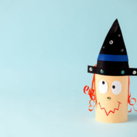 Idées d'activités manuelles sorcière halloween pour nounou, ecole petite et moyenne section, périscolaire et maison
Activité halloween et idées pour Assistante maternelle : fabriquer une sorcière avec les petits ; diy upcycling halloween pour maternelle