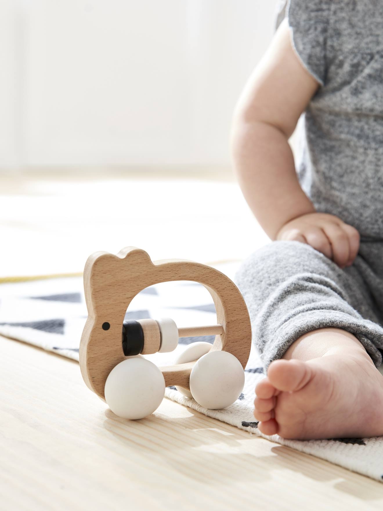 bébé manipule jouet