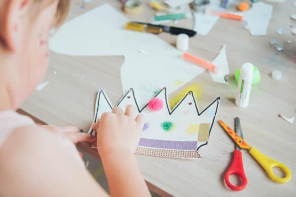 enfant fabrique une couronne des rois