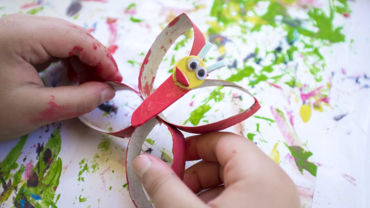 Bricoler avec les enfants avec du  matériel de récupération – Idée bricolage pas cher et facile avec les enfants – Fleurs en papier