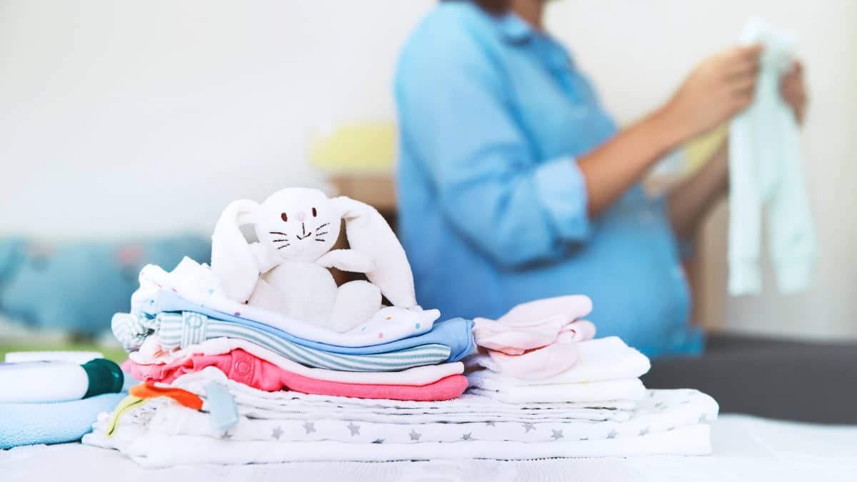 Future maman et préparation du trousseau de bébé