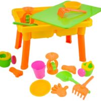 table avec jouet sable enfant