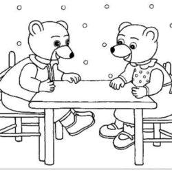 coloriage petit ours brun et son amie assis à la table