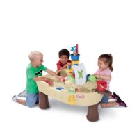 enfants joue avec de l'eau