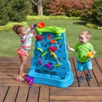 enfant joue avec un mur aquatique