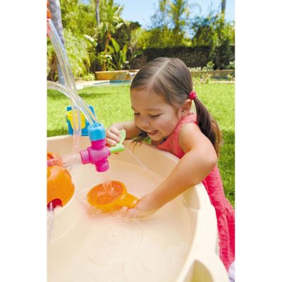 petite fille joue avec de l'eau