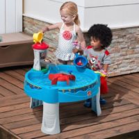 2 enfant joue avec de l'eau