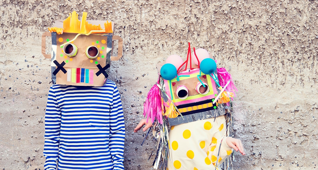 enfant porte un masque en papier