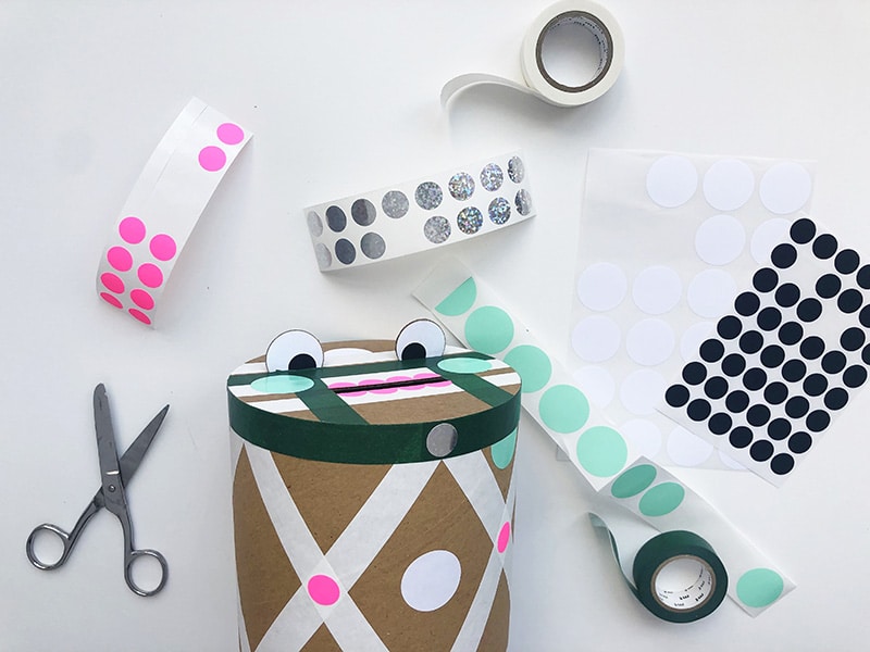 tirelire en carton avec accessoires