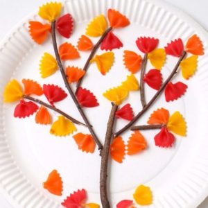 décorer un arbre d'automne avec des pâtes activité maternelle