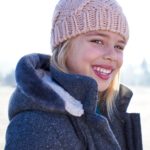 bonnet-a-torsades-avec-pompon-fille