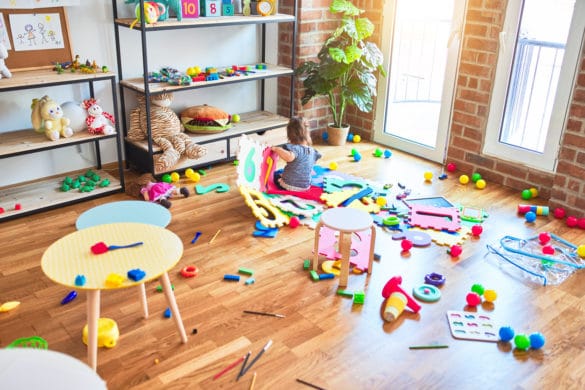 enfant joue salle de jeux montessori