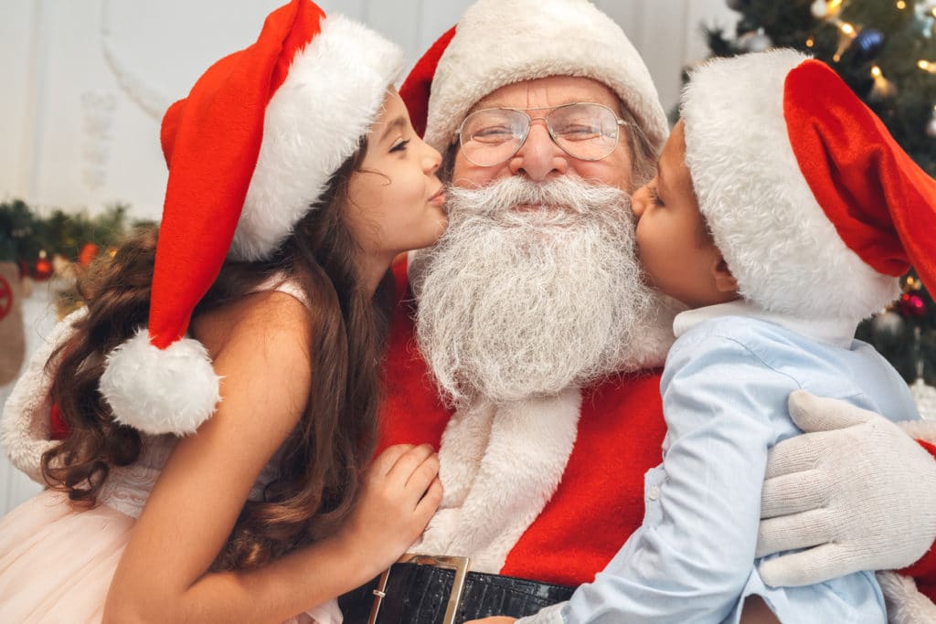 2 enfants embrassent le père noël