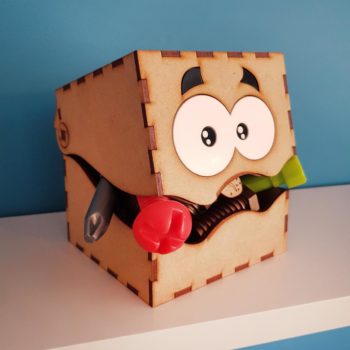 ranger des petits objets et jouets dans une boîte idée cadeau
