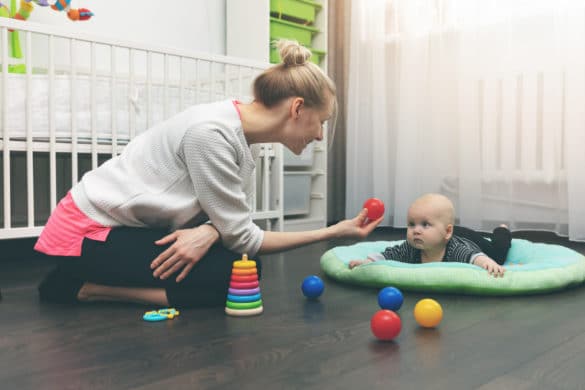 nounou joue avec un bébé