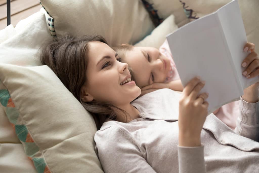 jeune femme lit une histoire à un enfant