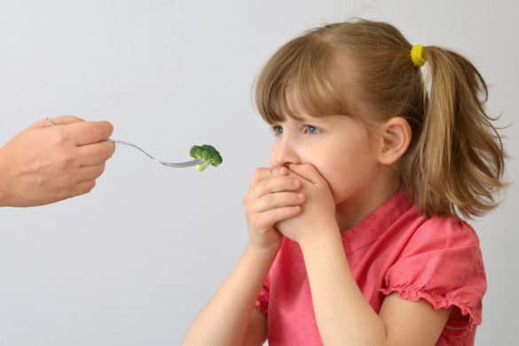 enfant pose les mains sur sa bouche