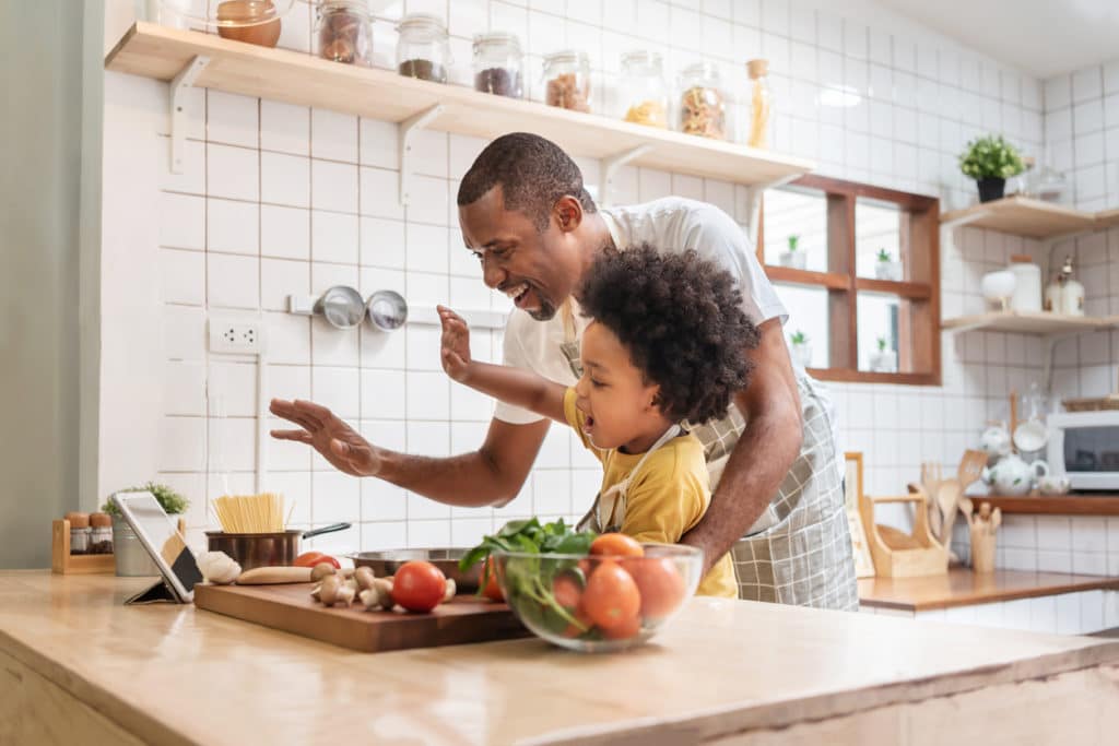 père et fils cuisine en famille
