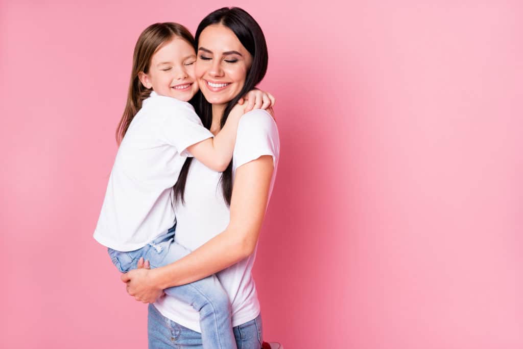 petite fille et femme adulte enlaçée
