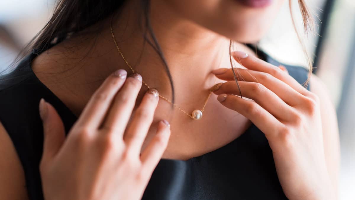 Comment mettre en valeur une tenue de soirée avec des bijoux ?