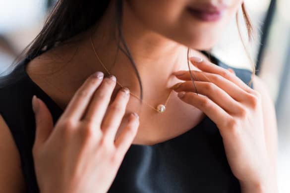 femme porte un bijou à son cou