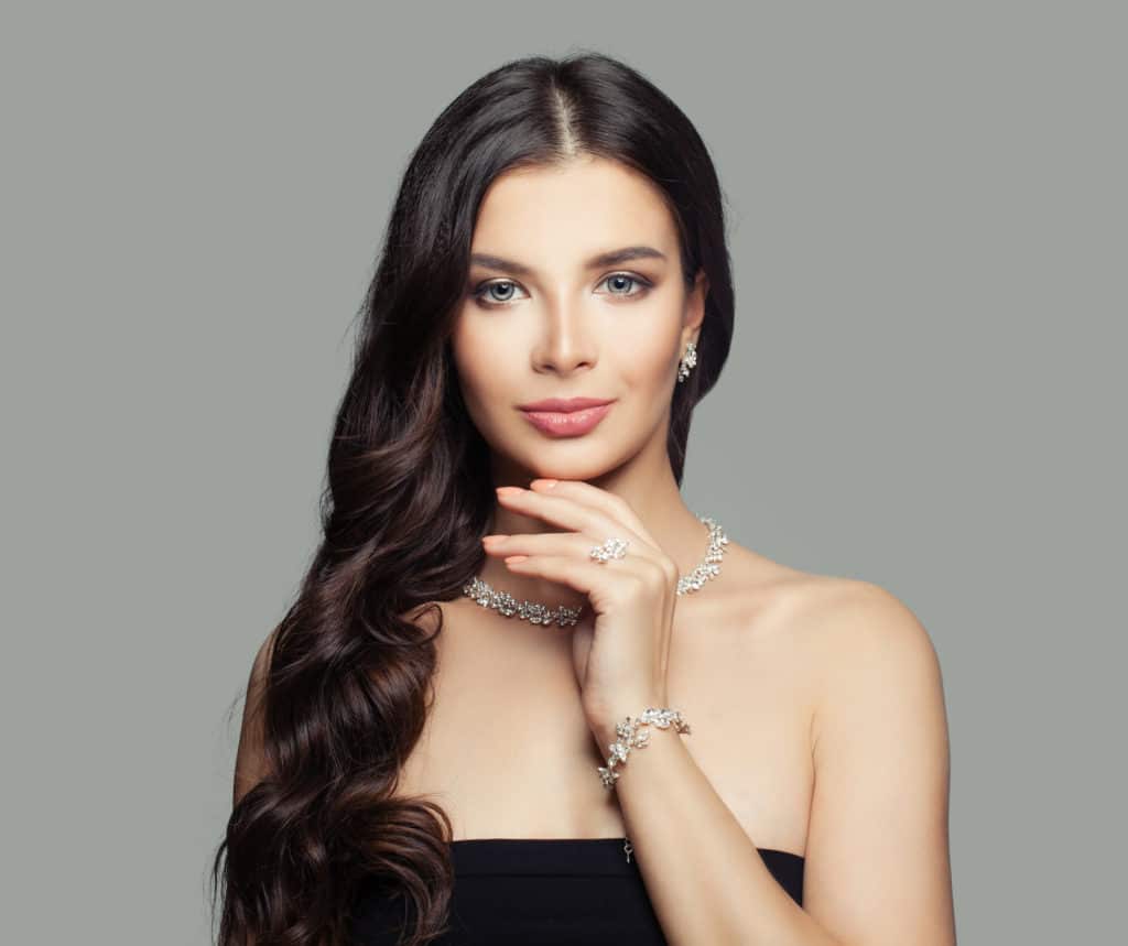 jeune femme porte un collier et un bracelet