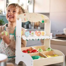 enfant joue à la marchande