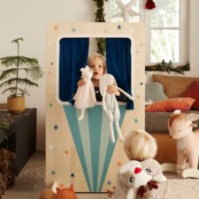 enfant joue raconte histoire avec théâtre