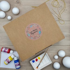 boite en carton avec peinture et pinceau