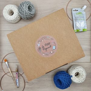 boite en carton avec fil et pinceaux
